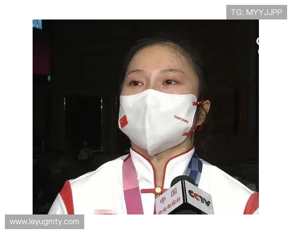 廖秋云穿运动装去逛街，旁边那普通包包真没想到她居然舍得背出门？