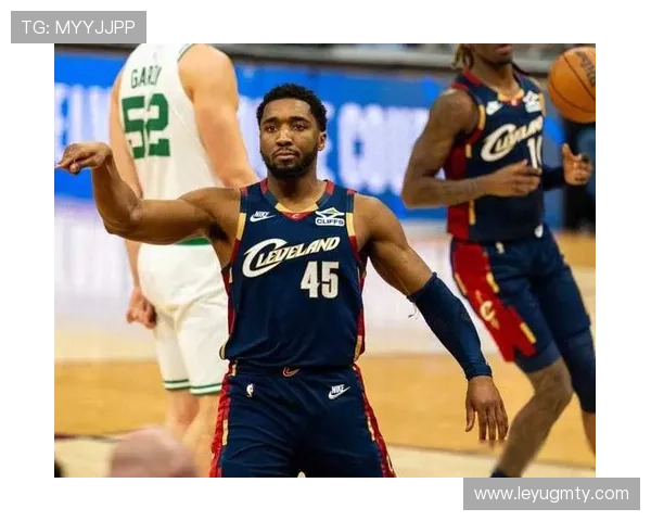 米切尔无球跑动效率提升，拉开骑士进攻空间